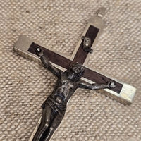 jesus-paa-korset-metal-indlagt-trae-gammelt-kors-italiensk